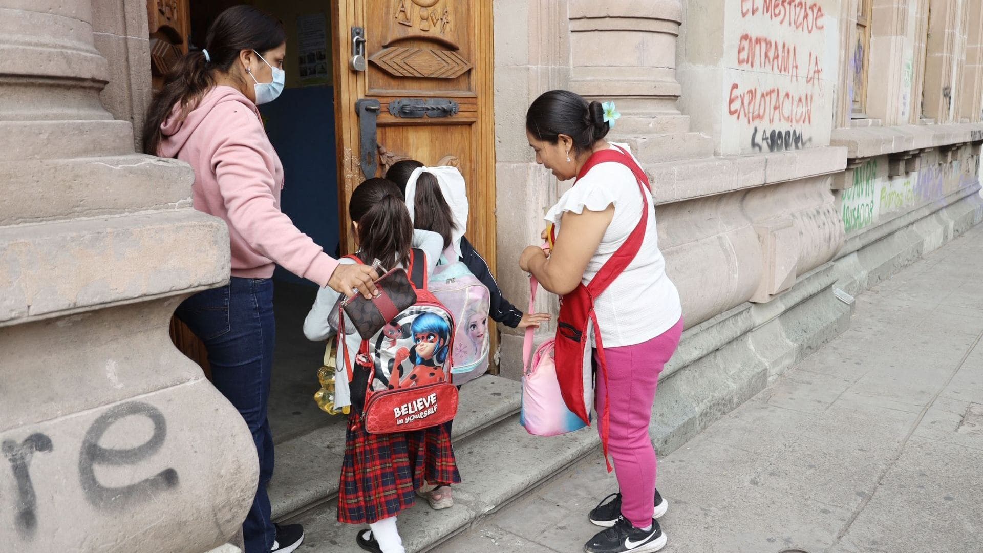 Niños entrando a escuela. Cuándo es el regreso a clases en México Calendario SEP 2026-2027.