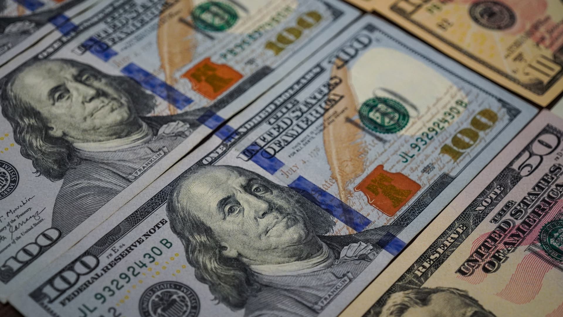 Así Cotiza el Dólar Estadounidense en México: Peso Enfrenta Altibajos