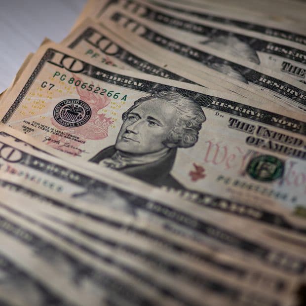 Peso se Aprecia frente al Dólar en Espera de los Datos de la Inflación en México
