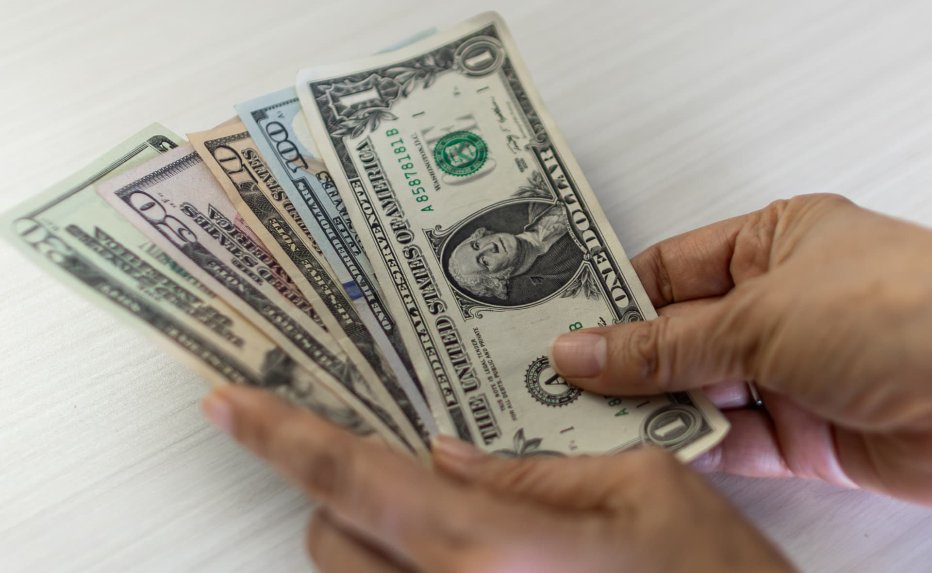 Peso Mexicano se Debilita hasta su Peor Nivel en Más de Un Año tras Dato de la Inflación
