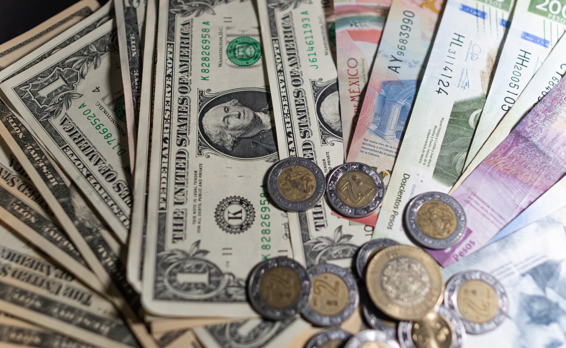 Dólares y billetes mexicanos. Foto: N+