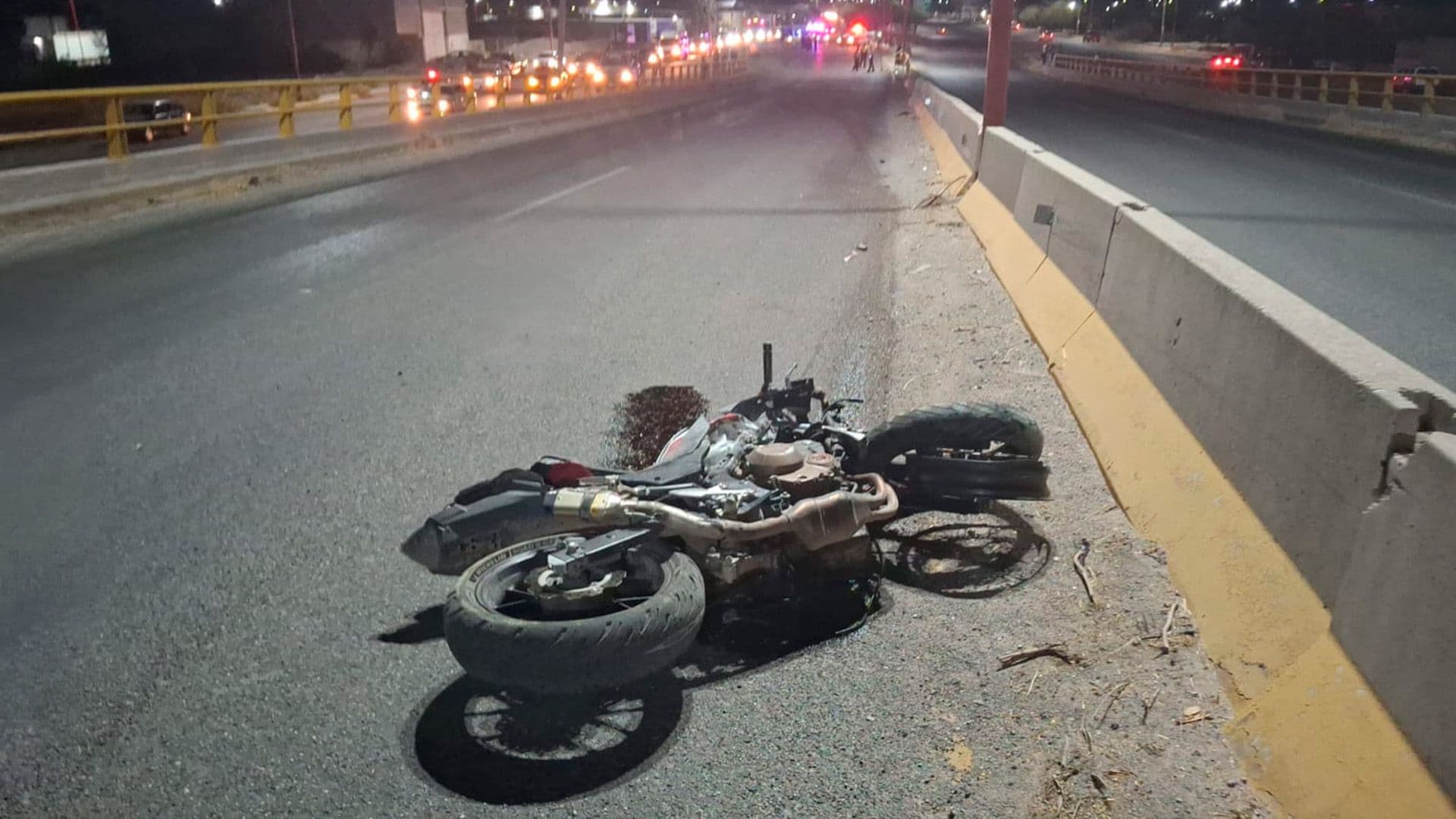 El hombre perdió el control y derrapó sobre el libramiento del periférico, a la altura del puente de la colonia San Isidro