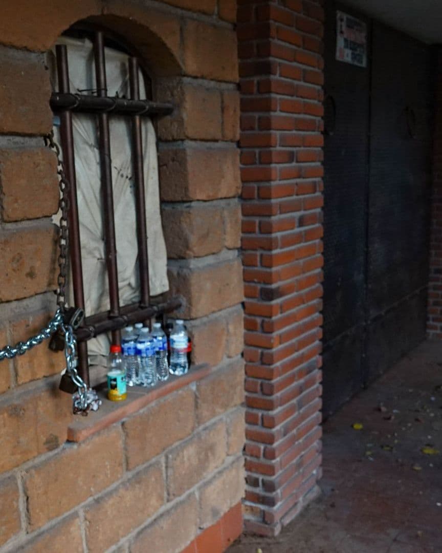 Policías resguardan un inmueble involucrado en un caso de despojo.