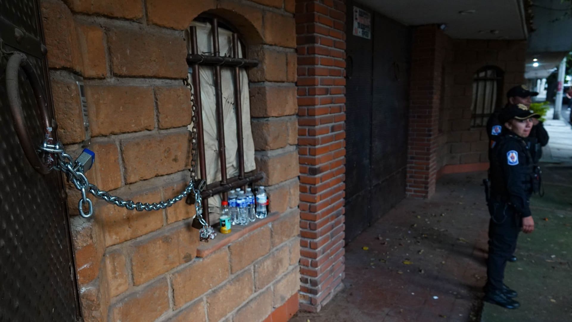Policías resguardan un inmueble involucrado en un caso de despojo.