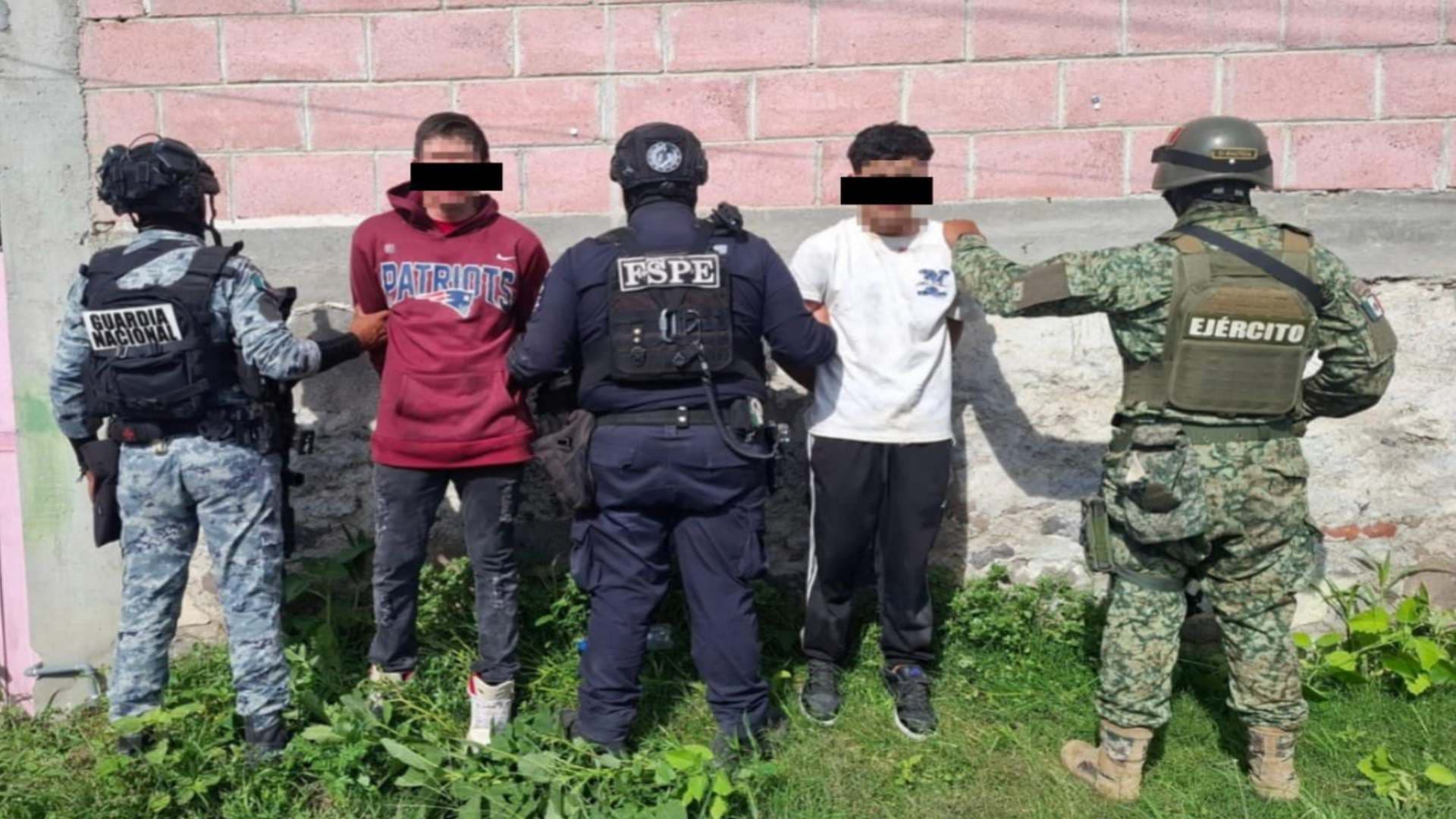 Detienen a Dos Hombres con Armas y Cientos de Dosis de Droga en Valle de Santiago