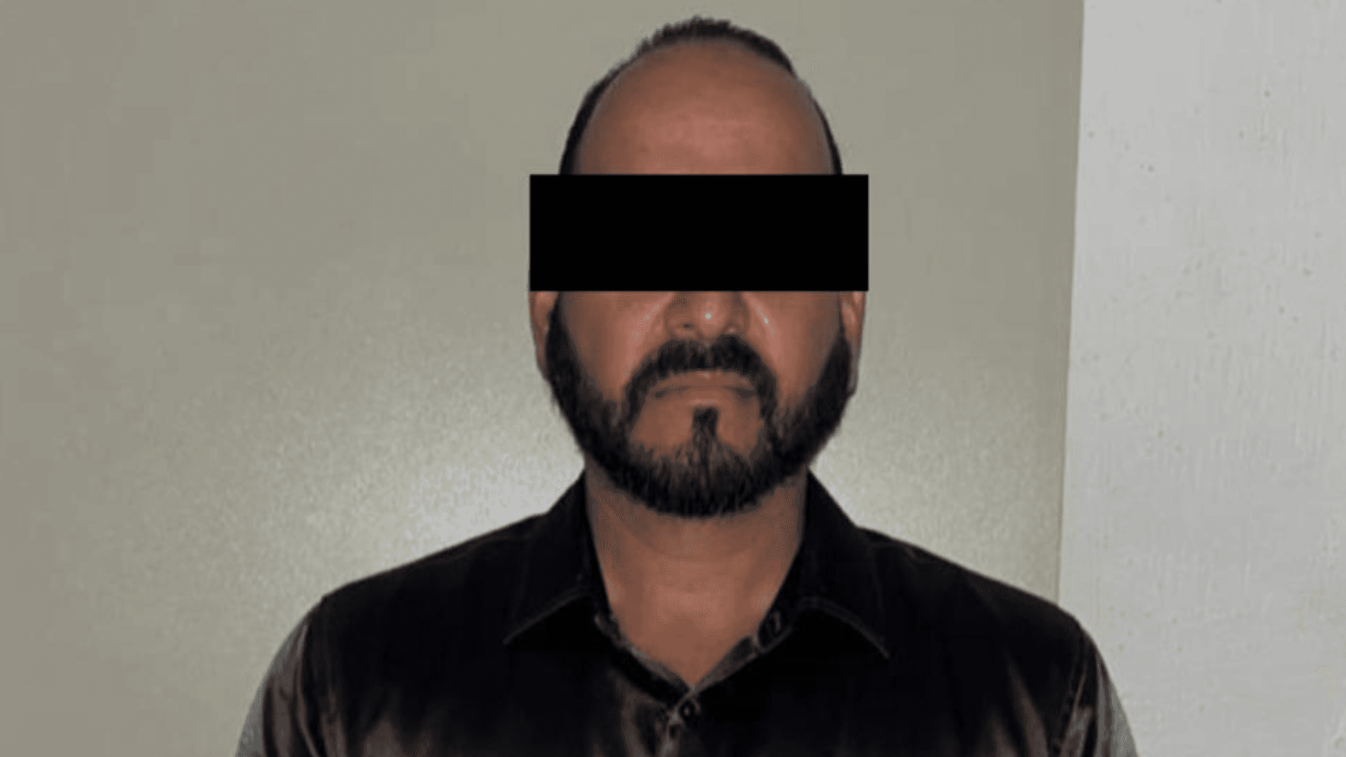 Sujeto Detenido por Presuntamente Agredir a Joven y Oficiales tras Infracción en Puerto Peñasco