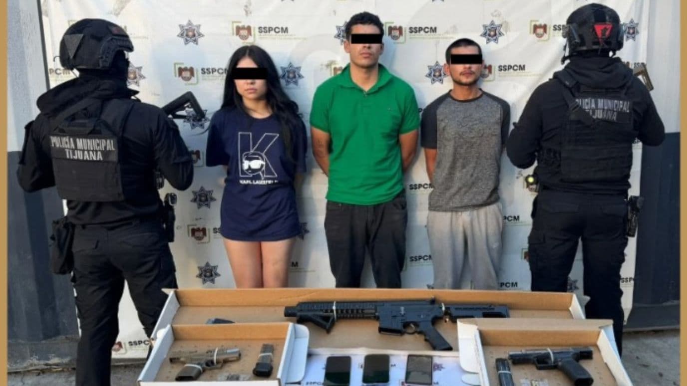 Persecución Termina con Tres Detenidos y Aseguramiento de Armas en Tijuana, BC