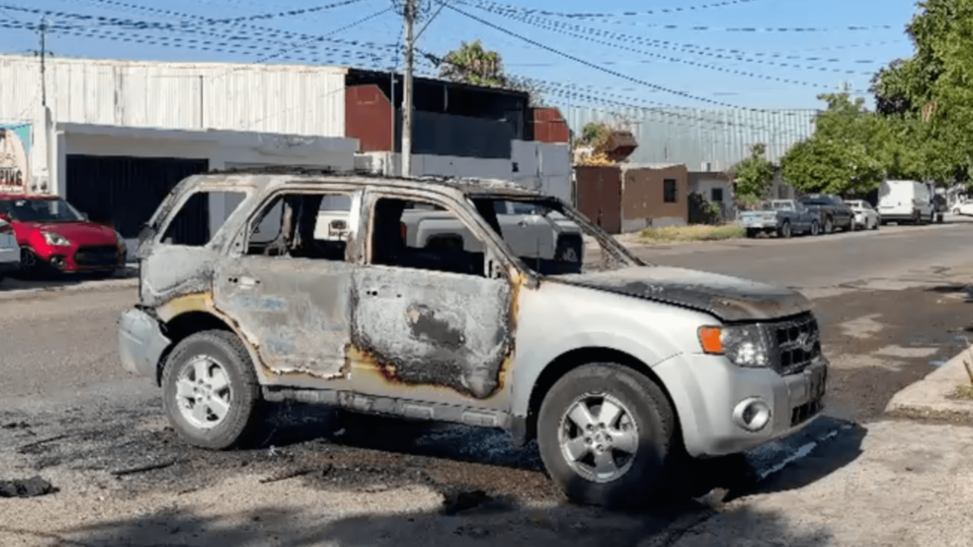 Corto Circuito Provoca Incendio y Pérdida Total de Una Camioneta en Hermosillo