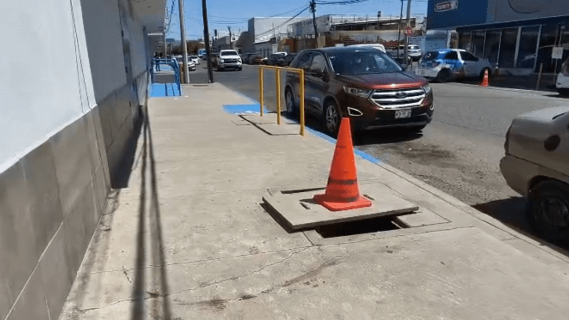 Mujer Resulta con Fractura tras Caer en Aparente Registro Eléctrico Abierto en Hermosillo