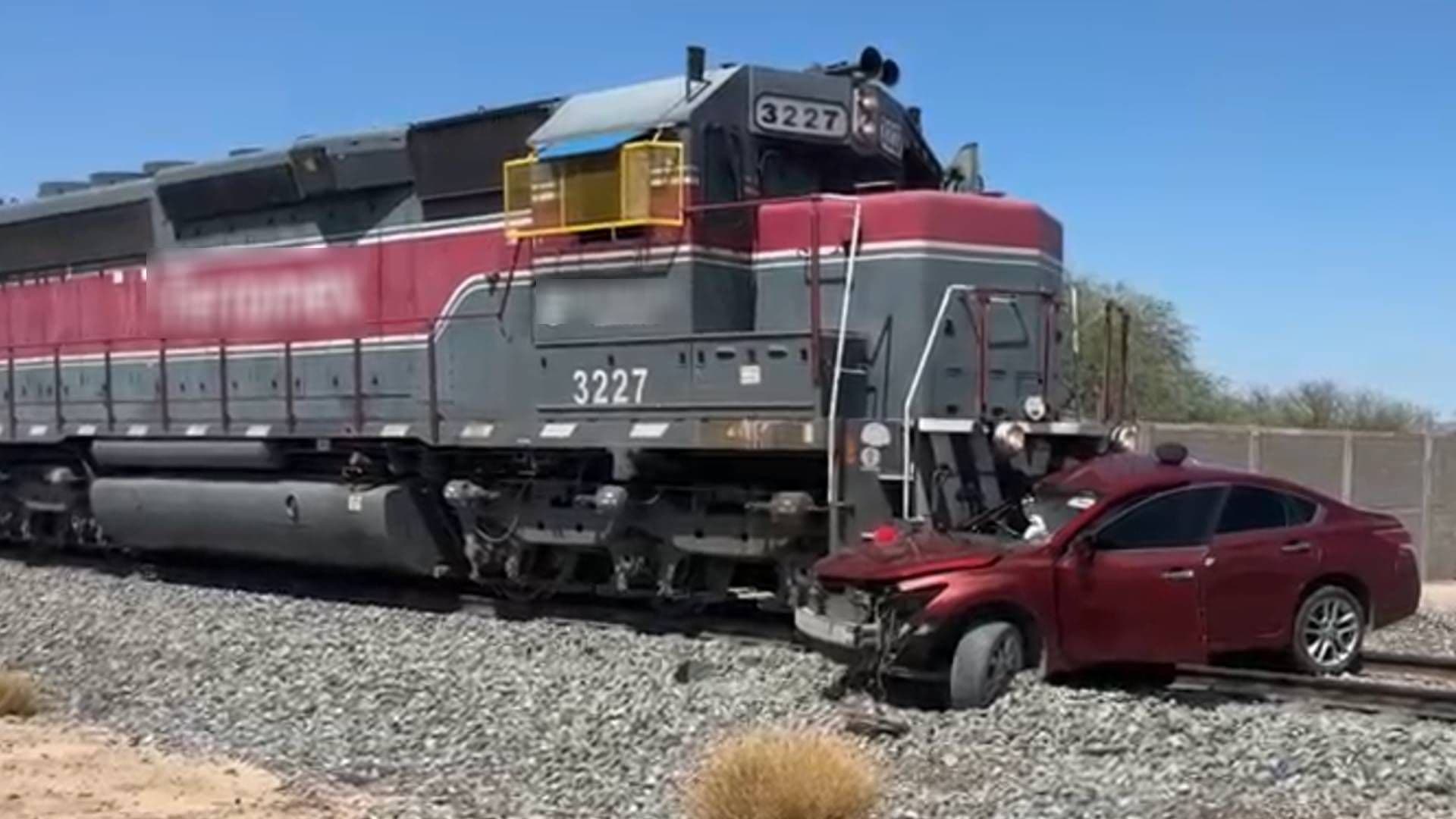 Una Persona Resultó Lesionada tras Impactar Vehículo con Tren de Carga en Hermosillo