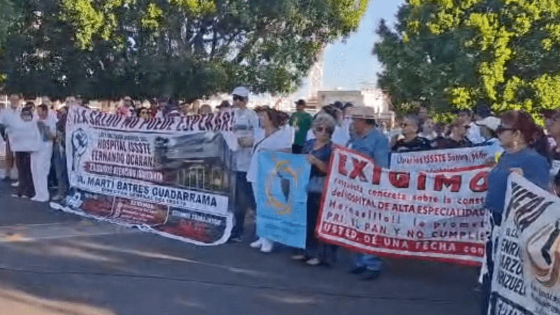 Trabajadores y Personal de Salud Bloquean Calles Frente a Hospital ISSSTE de Hermosillo