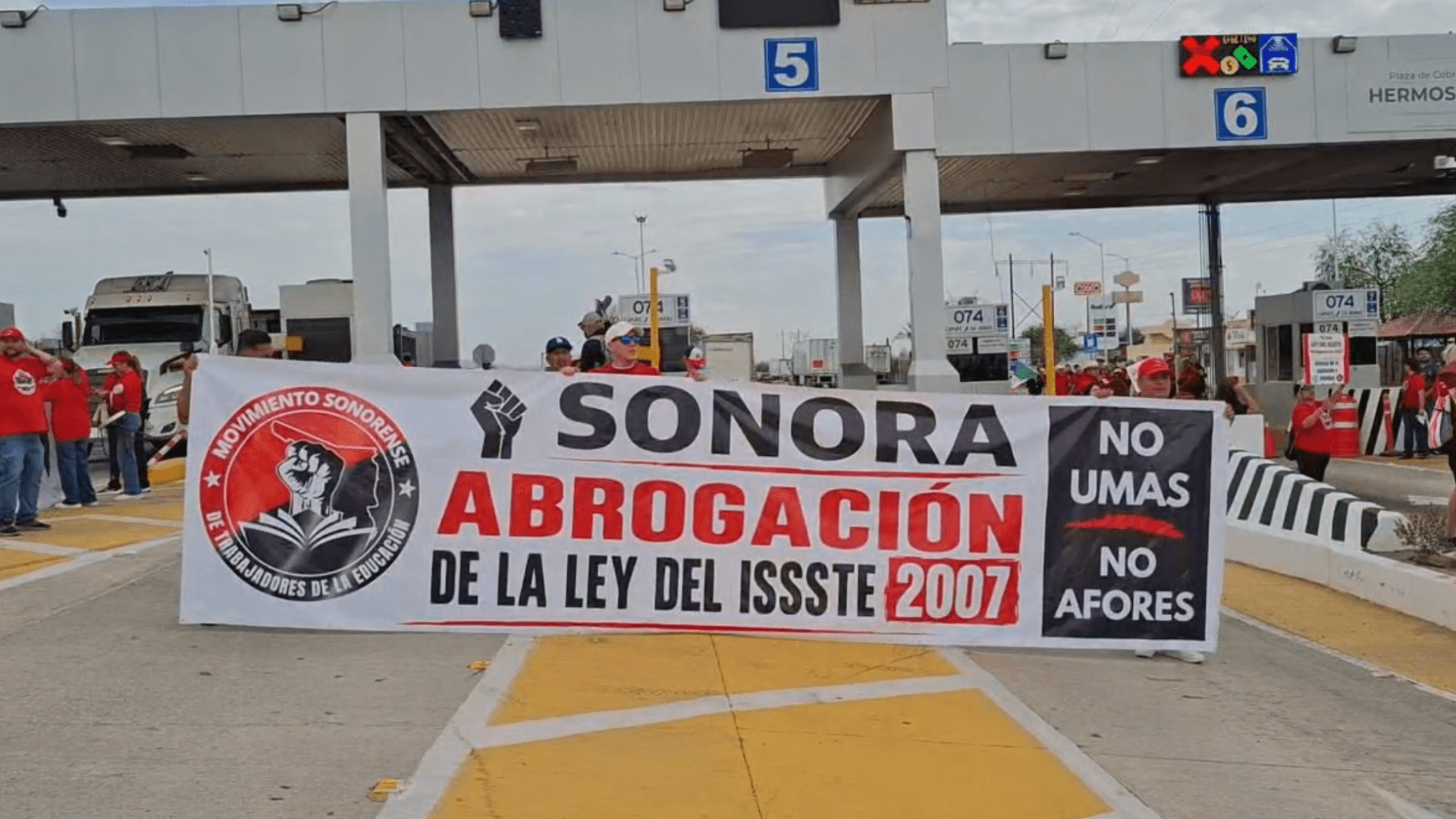 Docentes de la CNTE se Manifiestan en Casetas de Cobro en el Estado de Sonora