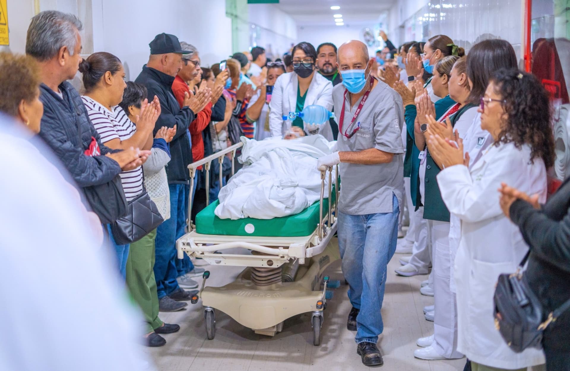 Autoridades hospitalarias y familiares realizaron una valla de honor a Mariana.