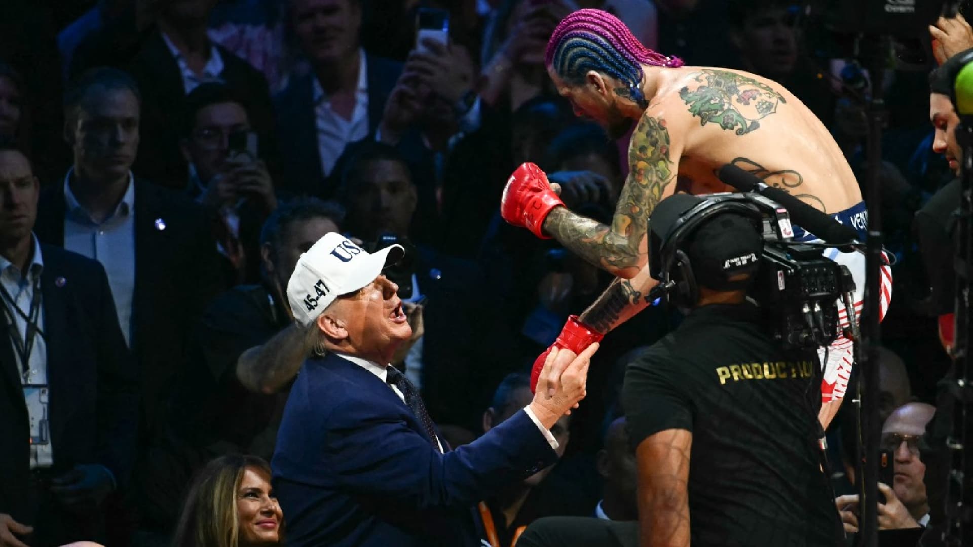 El presidente de Estados Unidos, Donald Trump, conversa con el estadounidense Sean O'Malley después de que este derrotara al canadiense Aiemann Zahabi durante el evento de artes marciales mixtas "UFC Freedom 250" en el jardín sur de la Casa Blanca en Washington, D.C., el 14 de junio de 2026. (Foto de Kent NISHIMURA / AFP)