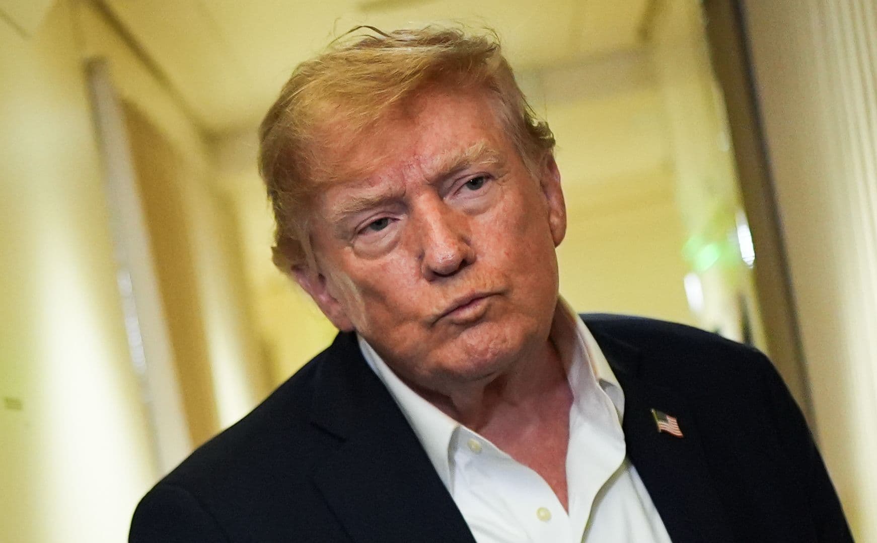 El presidente Donald Trump habla con periodistas a bordo del Air Force One, durante el vuelo desde Shannon (Foto AP/Julia Demaree Nikhinson)