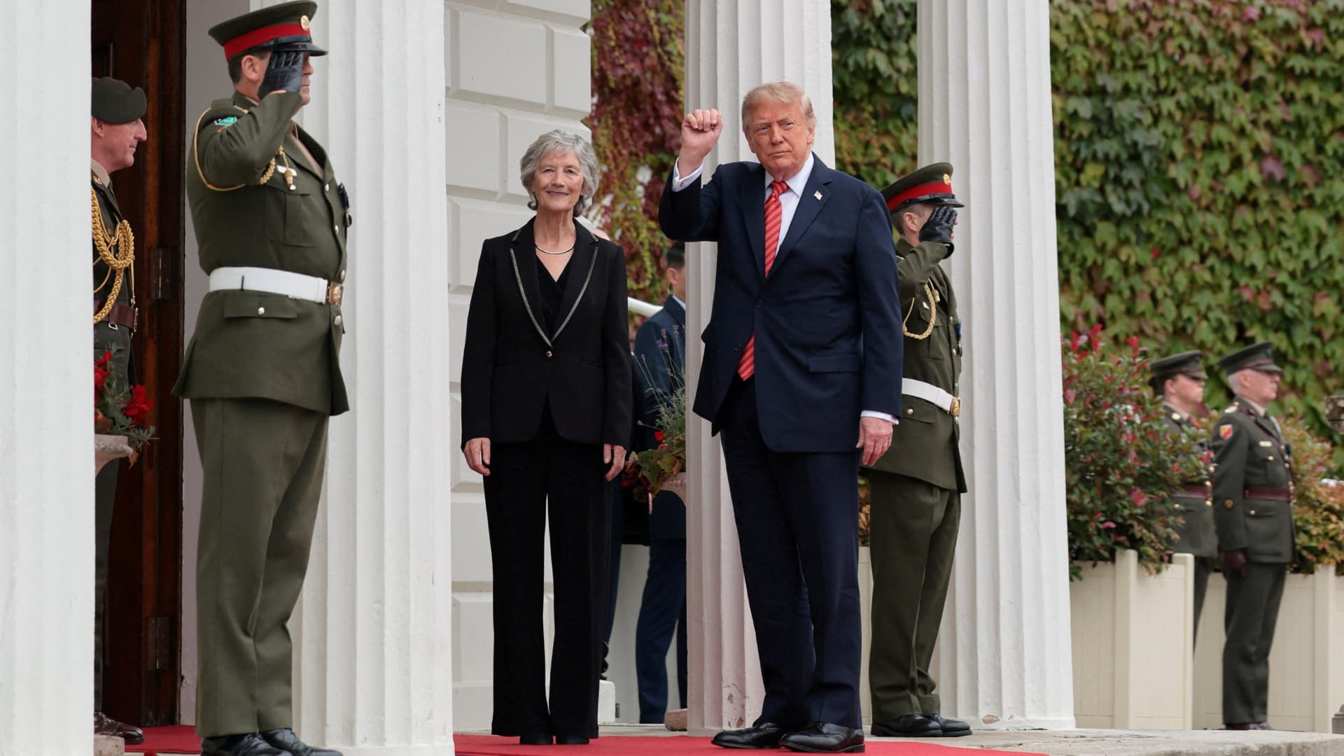 Donald Trump y la presidenta de Irlanda, Catherine Connolly.