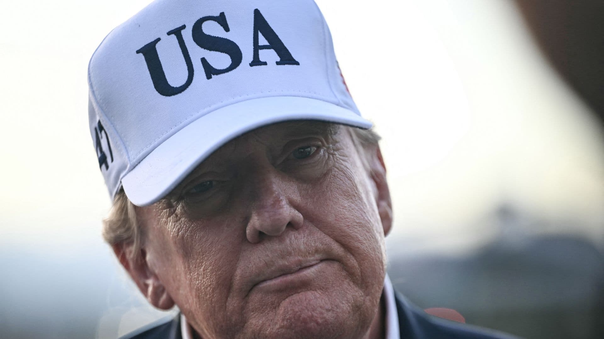 El presidente de Estados Unidos, Donald Trump, habla con los medios de comunicación antes de abordar el Air Force One para partir del aeropuerto de Shannon, en el oeste de Irlanda.