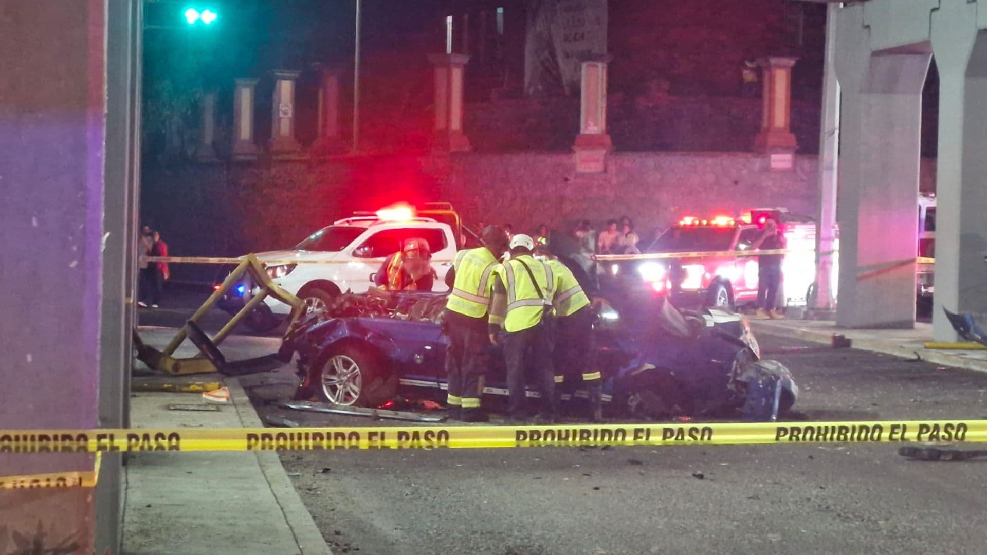 Dos Muertos tras Caer Auto de un Puente en Querétaro