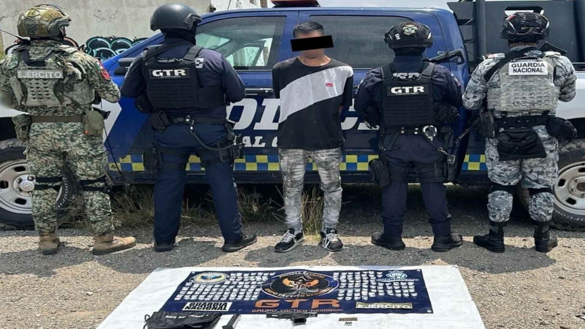 El hombre fue detenido junto con la mercancía.