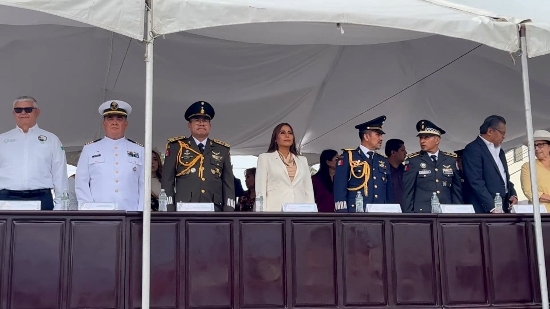 Miles de familias celebran el 216 Aniversario de la Independencia sobre las avenidas Ruiz y Juárez