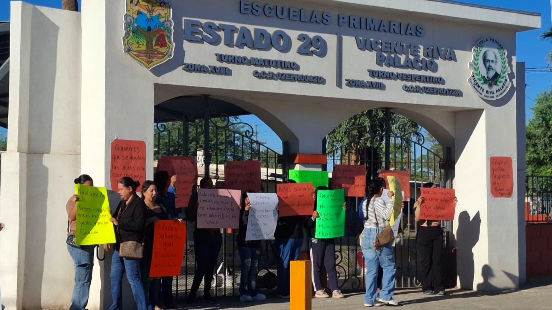 Padres de familia bloqueando el acceso principal a la escuela primaria Estado 29