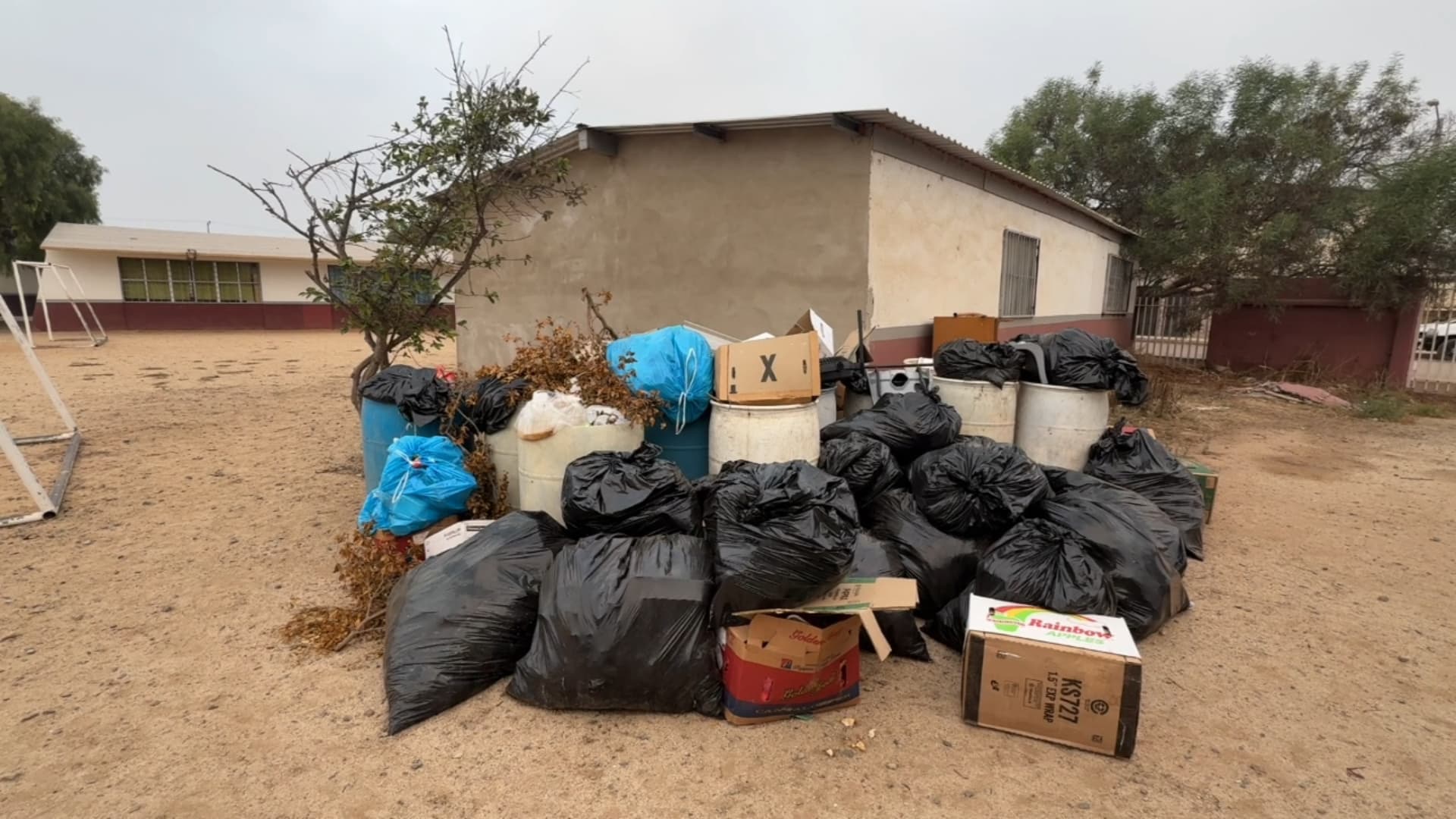 Bolsas y desechos acumulados en la Primaria Jesús Prado Luna