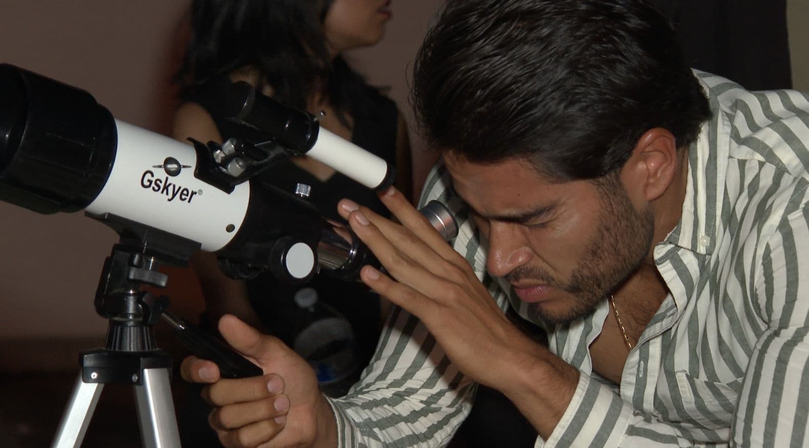 Sonorenses se Reúnen Para Ver el Eclipse de Luna Parcial Visible Esta Noche