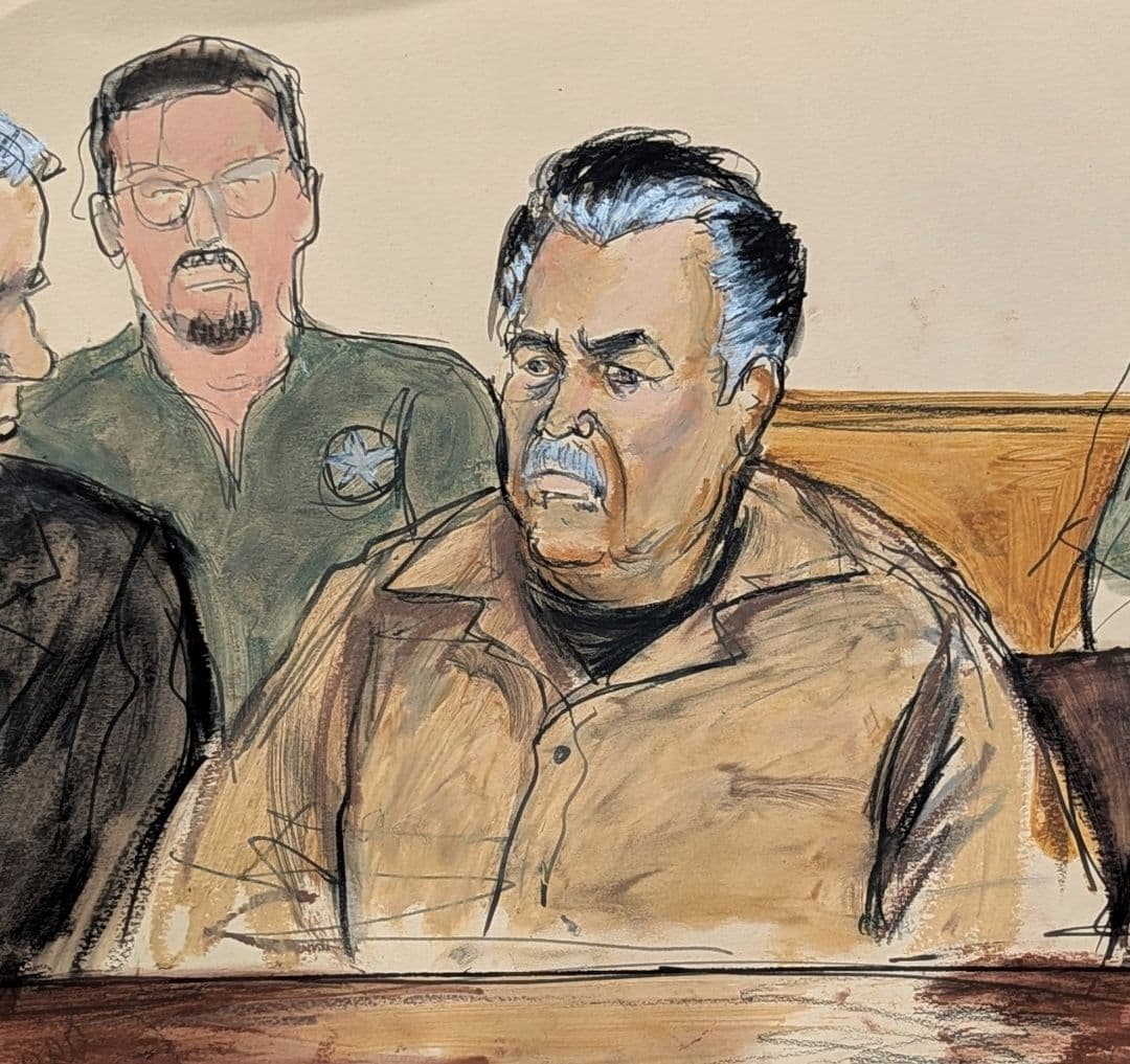 En este boceto Ismael "El Mayo" Zambada, en el centro, está sentado junto a su abogado defensor Frank Pérez, a la izquierda, en un tribunal federal en el distrito de Brooklyn de Nueva York, el 13 de septiembre de 2024. (Elizabeth Williams vía AP, Archivo)