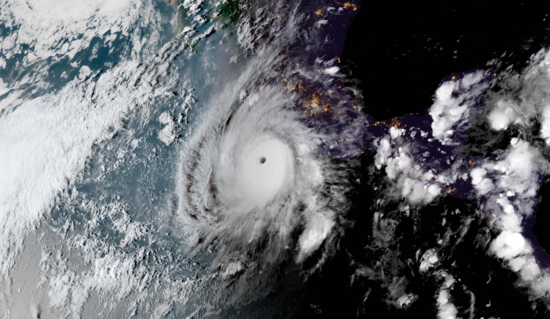 El huracán Polo intensificándose en el océano Pacífico. Foto: NOAA