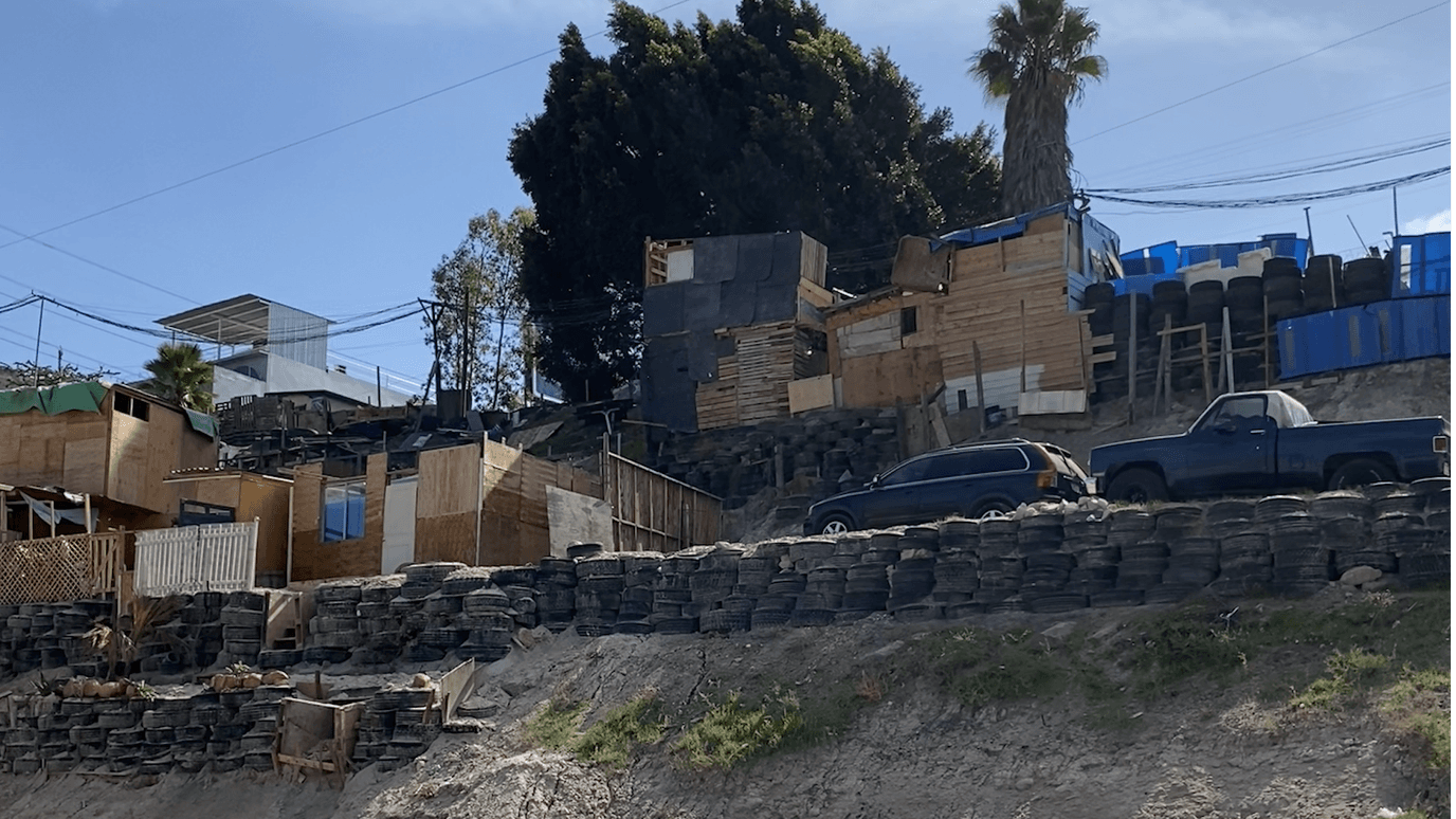 Colocan 15 Engomados Rojos en Viviendas de La Playita Junto a Talud en Tijuana, BC