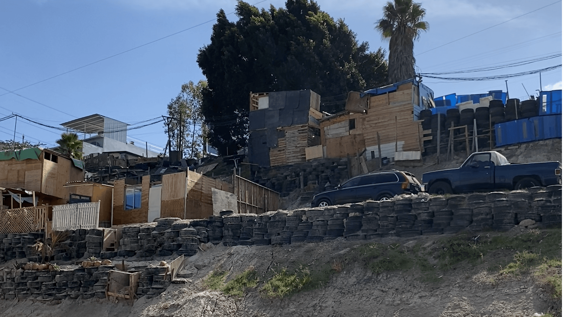 Colocan 15 Engomados Rojos en Viviendas de La Playita Junto a Talud en Tijuana, BC