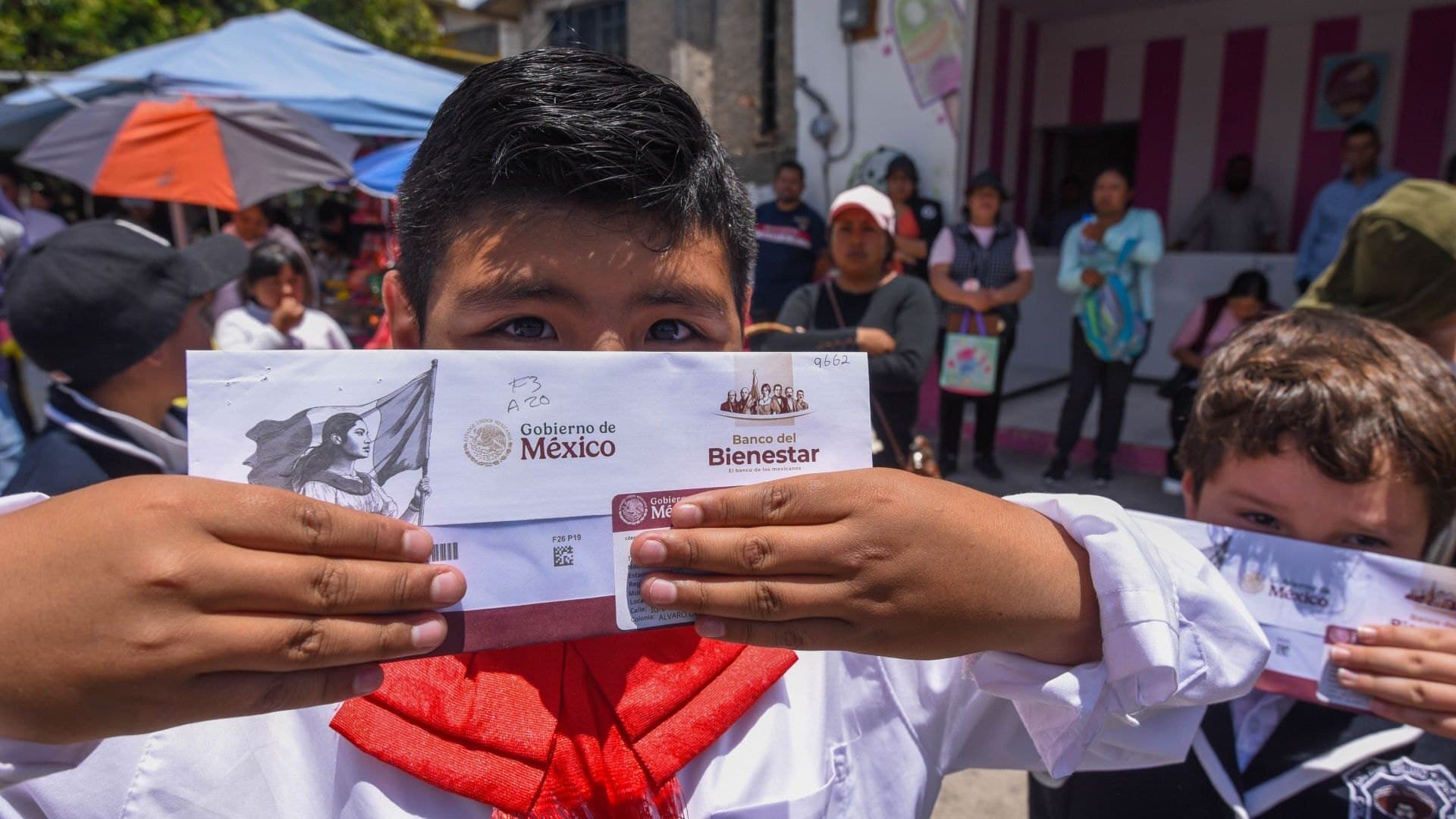 Niño con Tarjeta de la Beca Bienestar. Calendario de Entrega de Tarjeta Beca Rita Cetina 3 de Julio 2026.