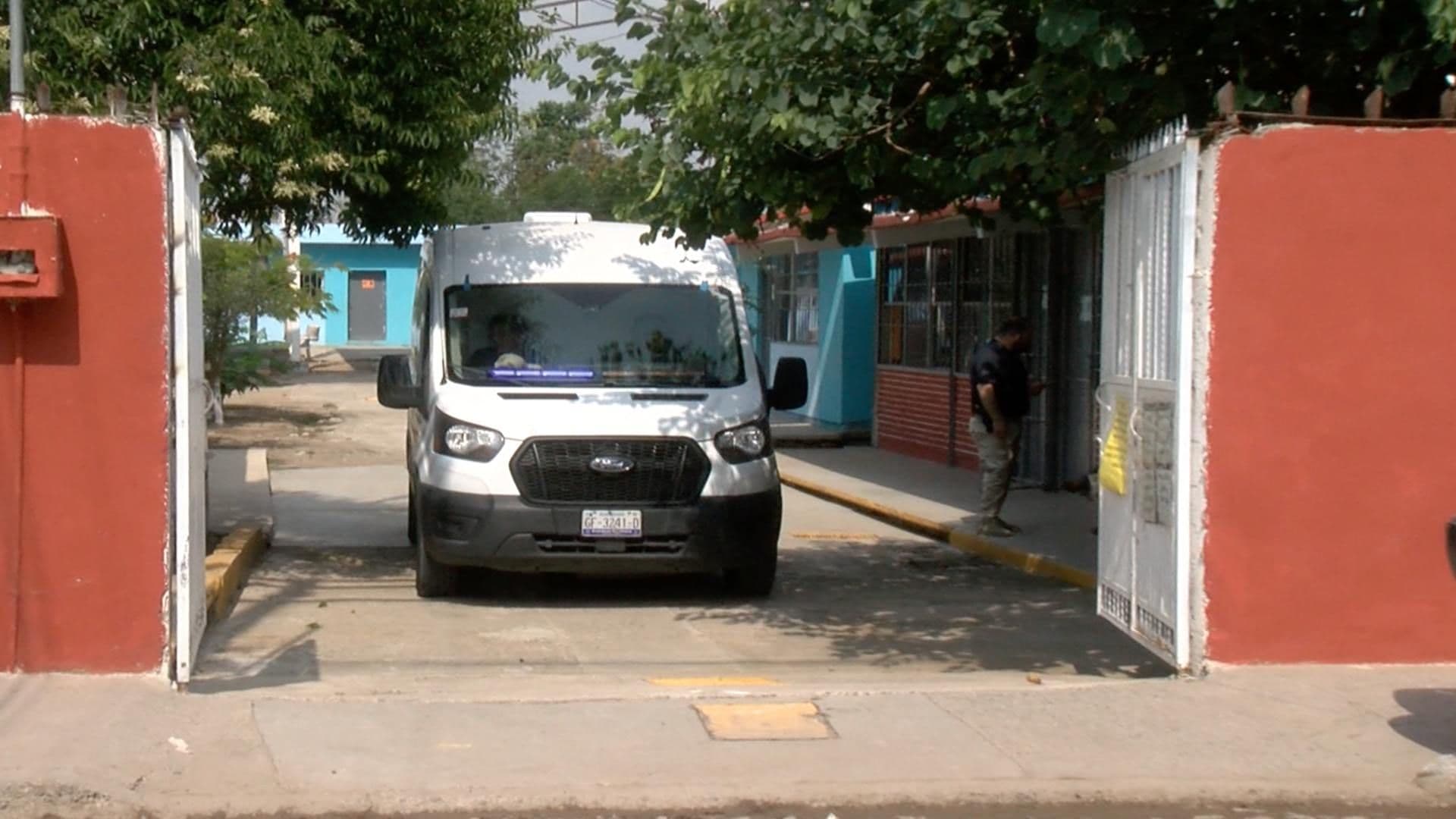 La escuela permaneció cerrada por el resto de la mañana.