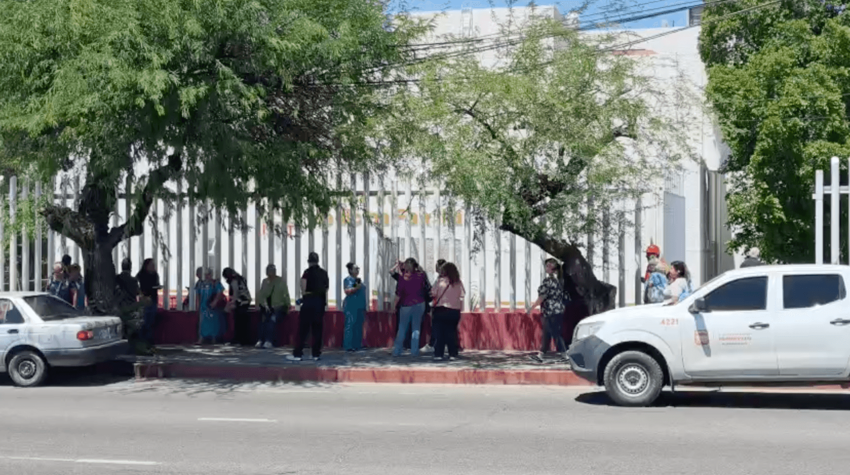 Evacúan a 86 Personas tras Reporte de Humo en ISSSTE