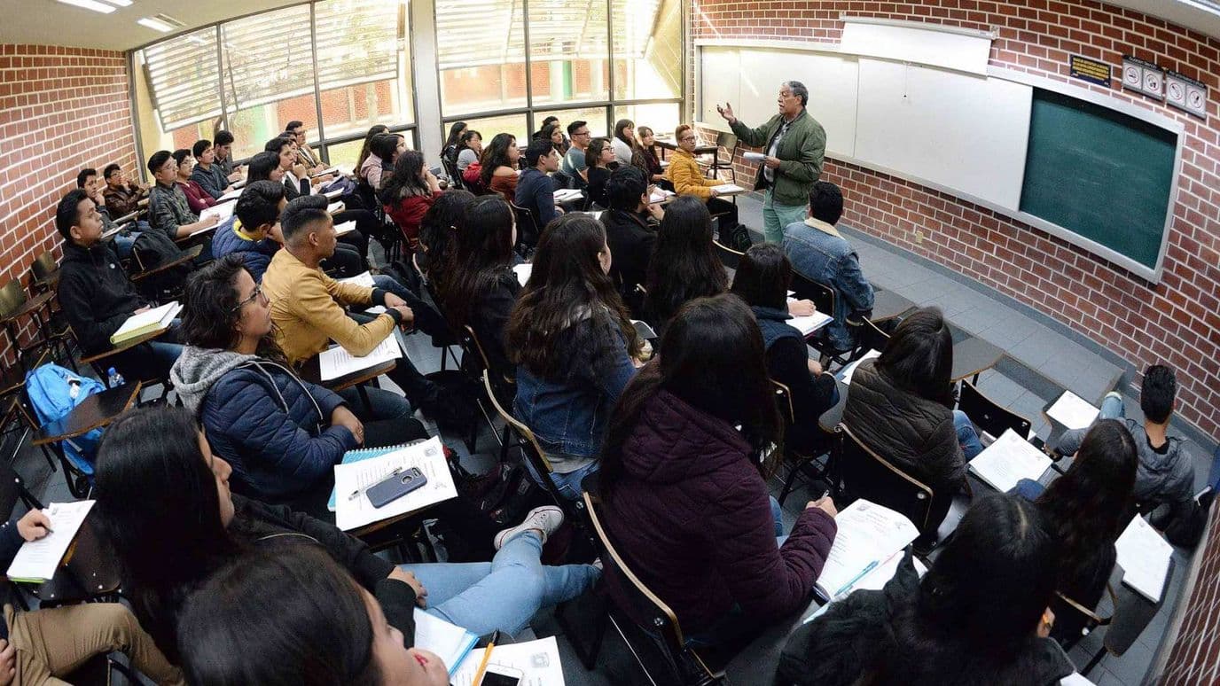 Alumnos en salón de clases UNAM 2026. Costo de la prueba de ingreso SUAyED 2026.