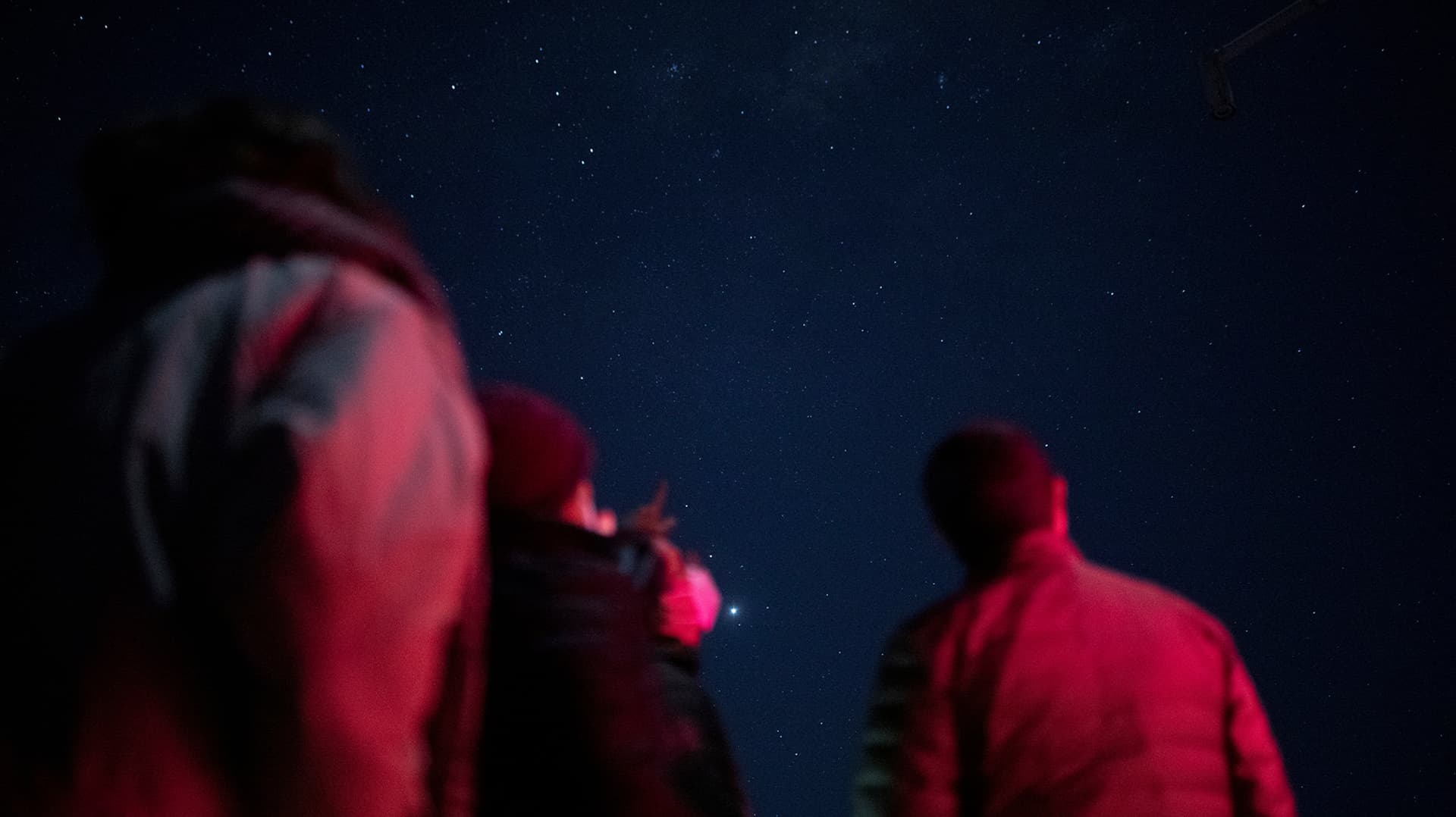 Un Exoplaneta “Rebelde” Orbita al Revés de su Estrella: Así es el GJ 3090 b