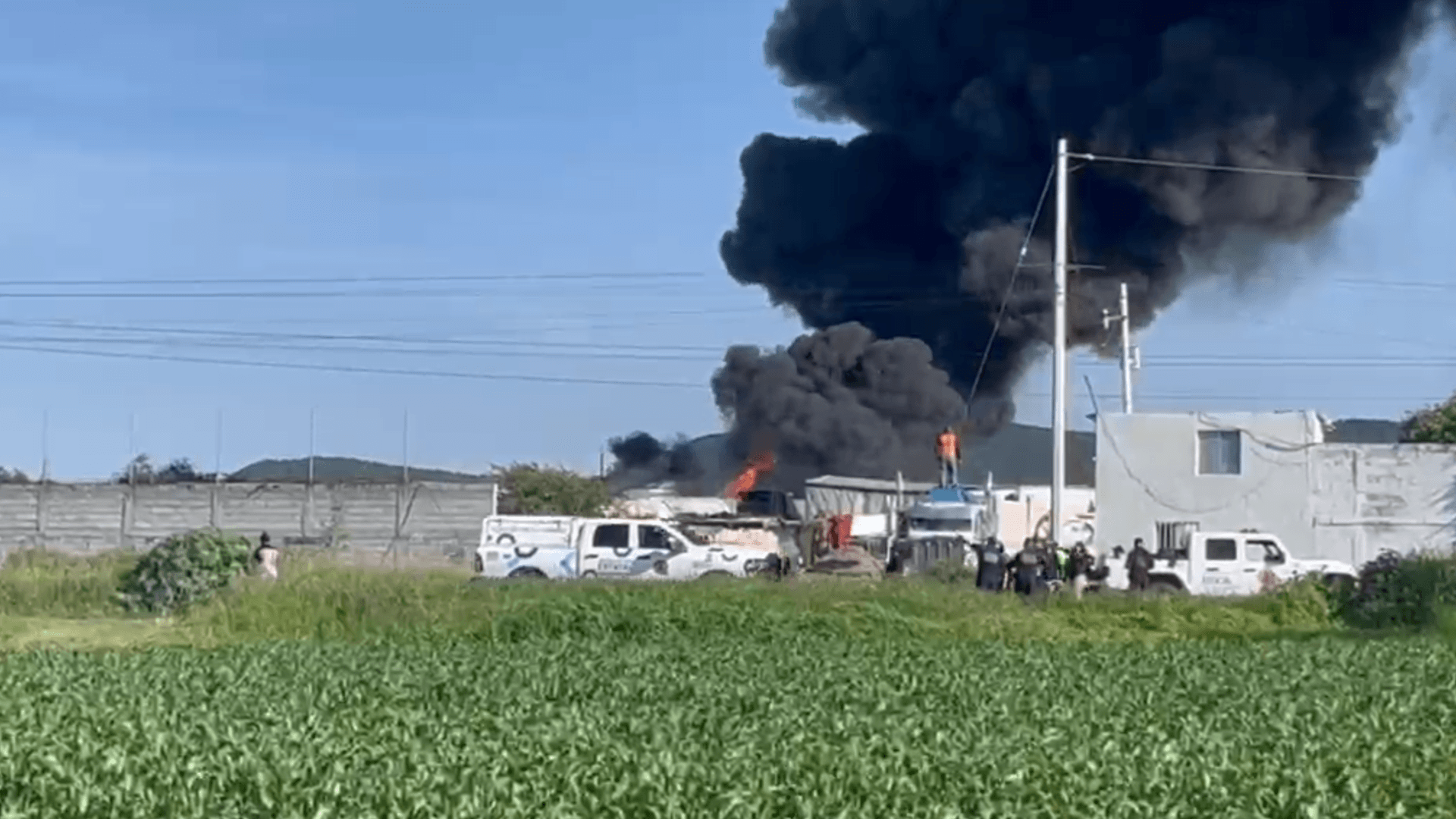 Explosión de Varias Pipas de Combustible Generan Incendio en Pedro Escobedo, Querétaro