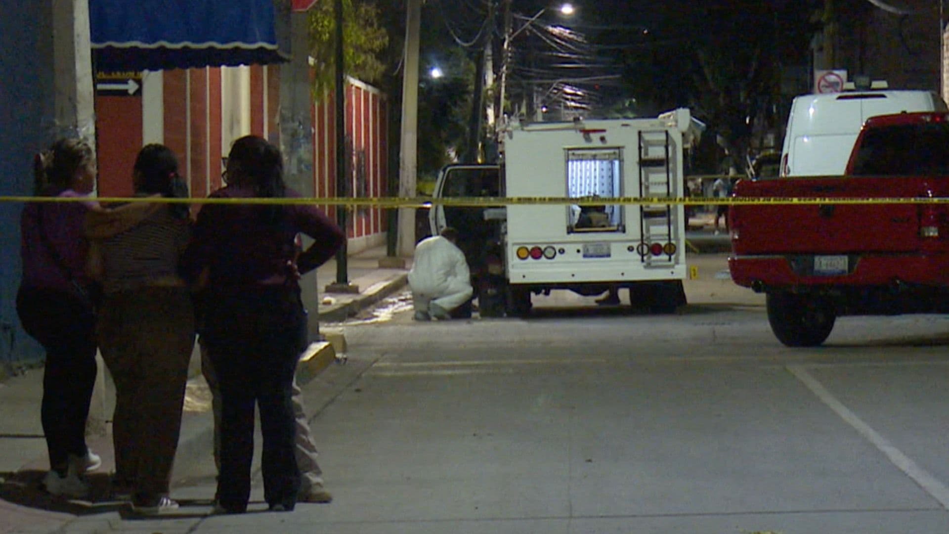 Hombre es Asesinado Frente a su Esposa e Hijo Afuera de Una Escuela en León