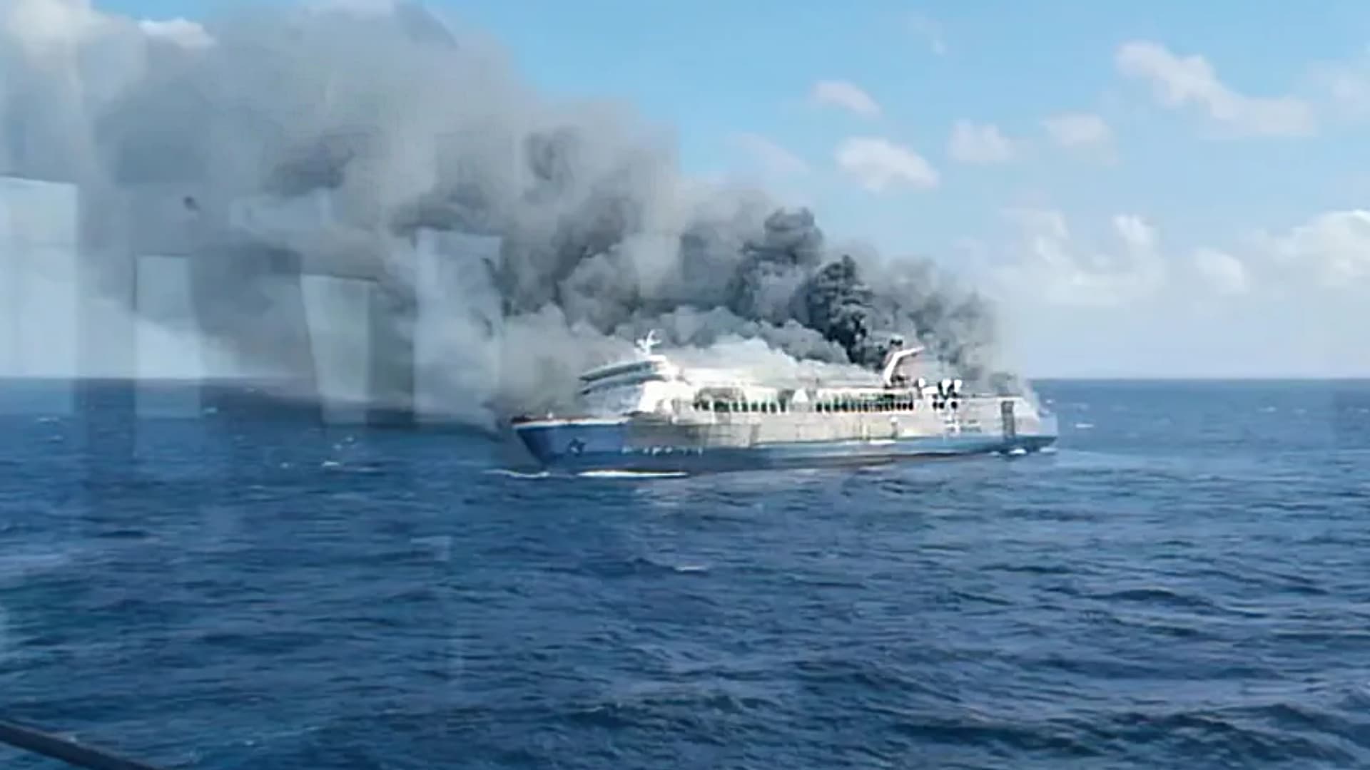 Ferry indonesio se incendió en el mar el domingo, dejando cinco muertos. Foto: EFE