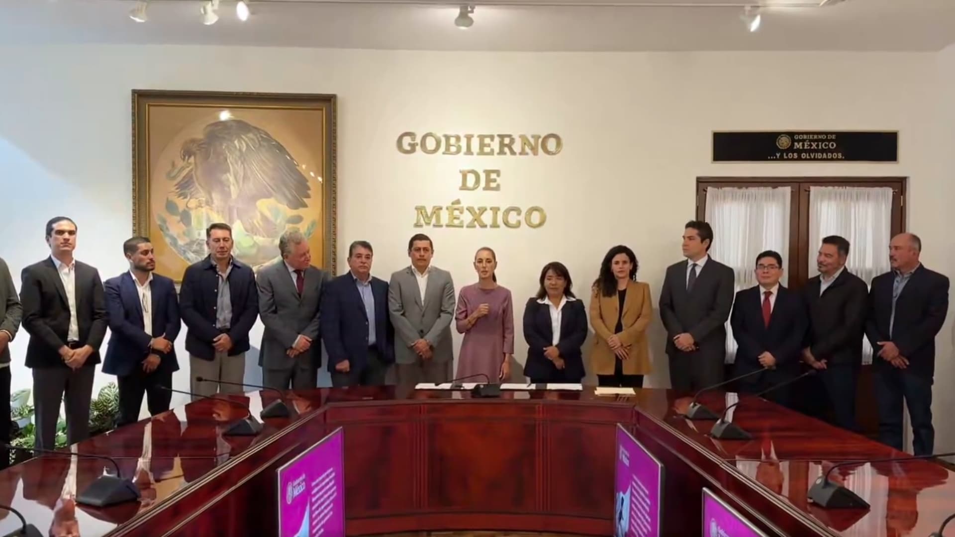 Firma del acuerdo con aguacateros. Foto: Presidencia