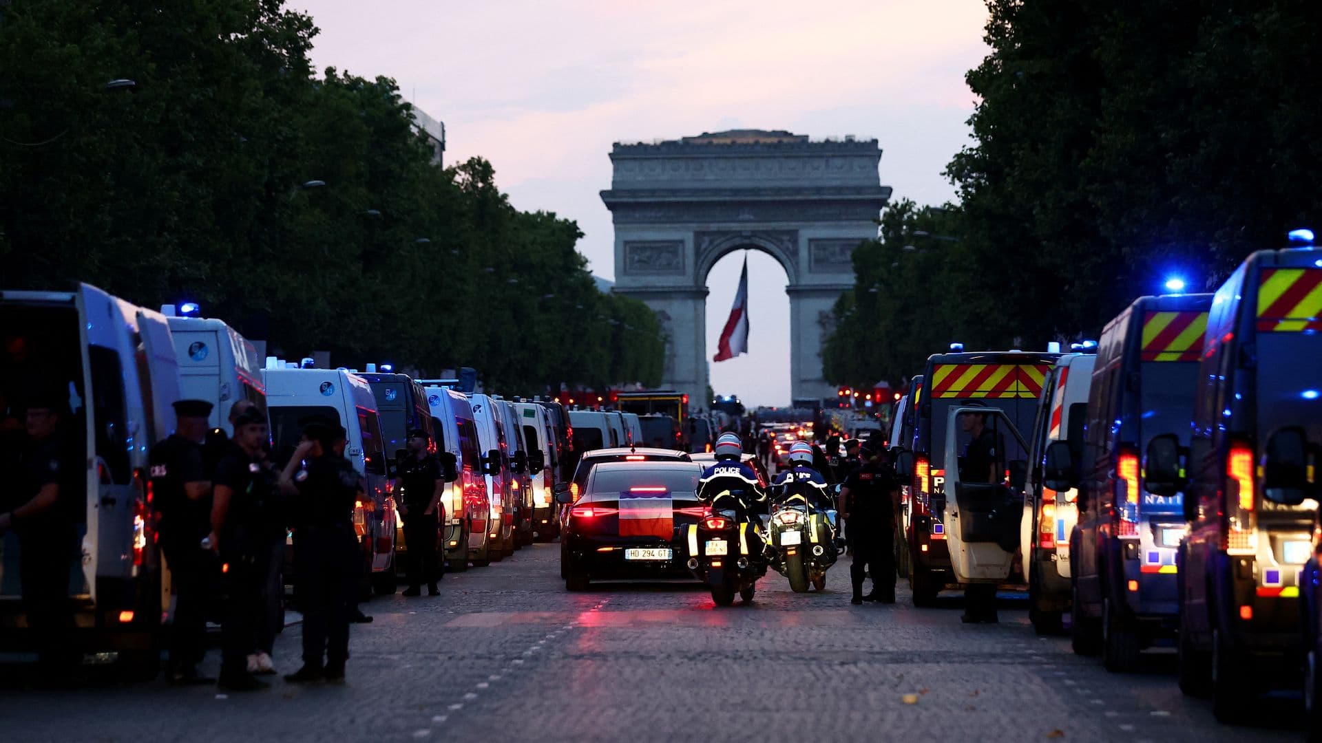Detienen a 160 Personas Tras Disturbios por la Derrota de Francia ante España