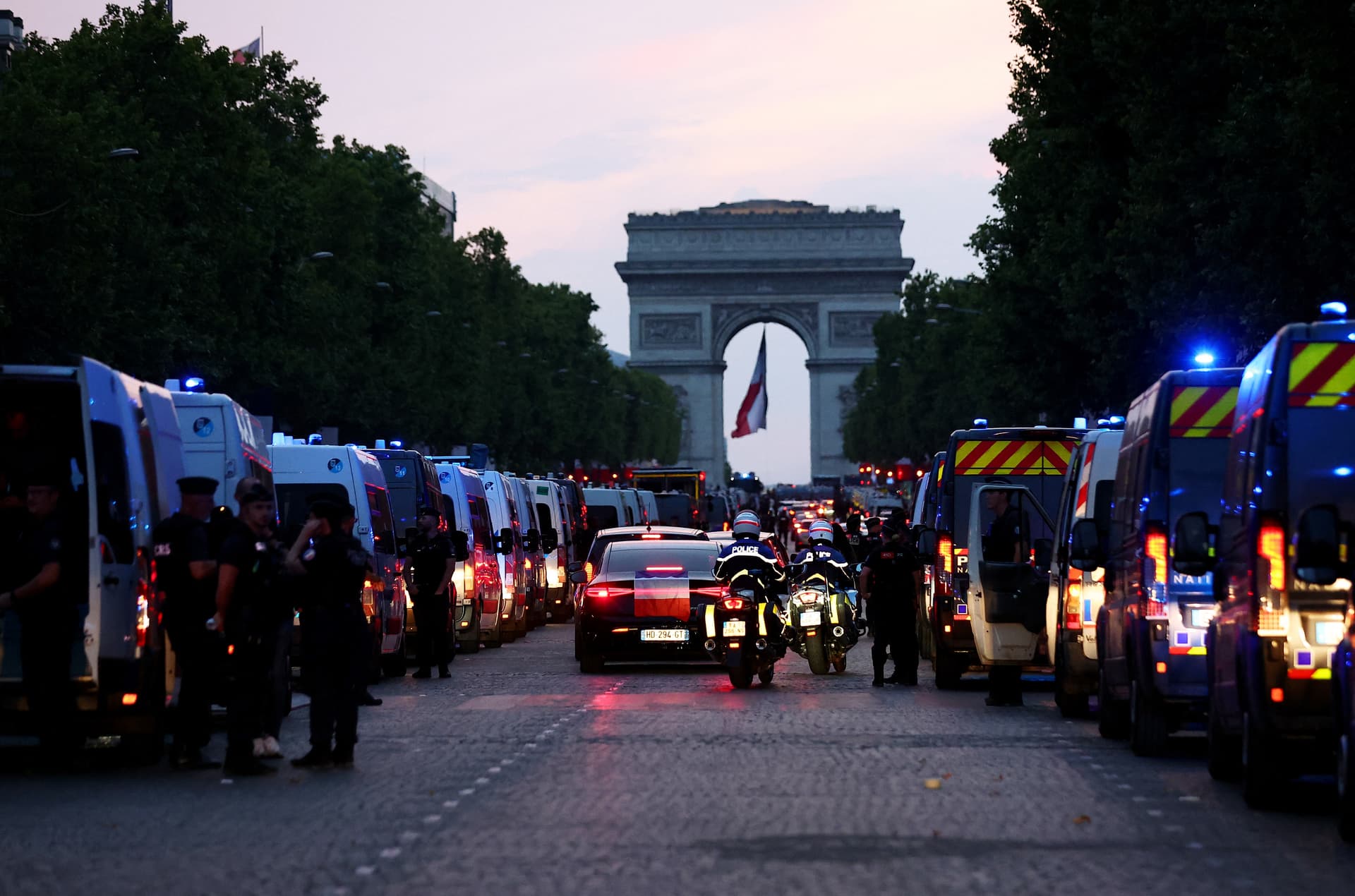 Detienen a 160 Personas Tras Disturbios por la Derrota de Francia ante España