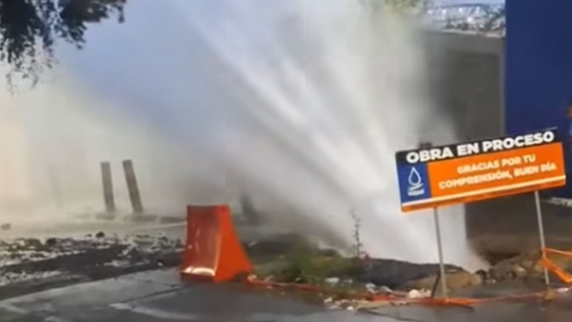 Miles de Litros de Agua se Desperdiciaron en Una Fuga en Las Amalias en León, Guanajuato.