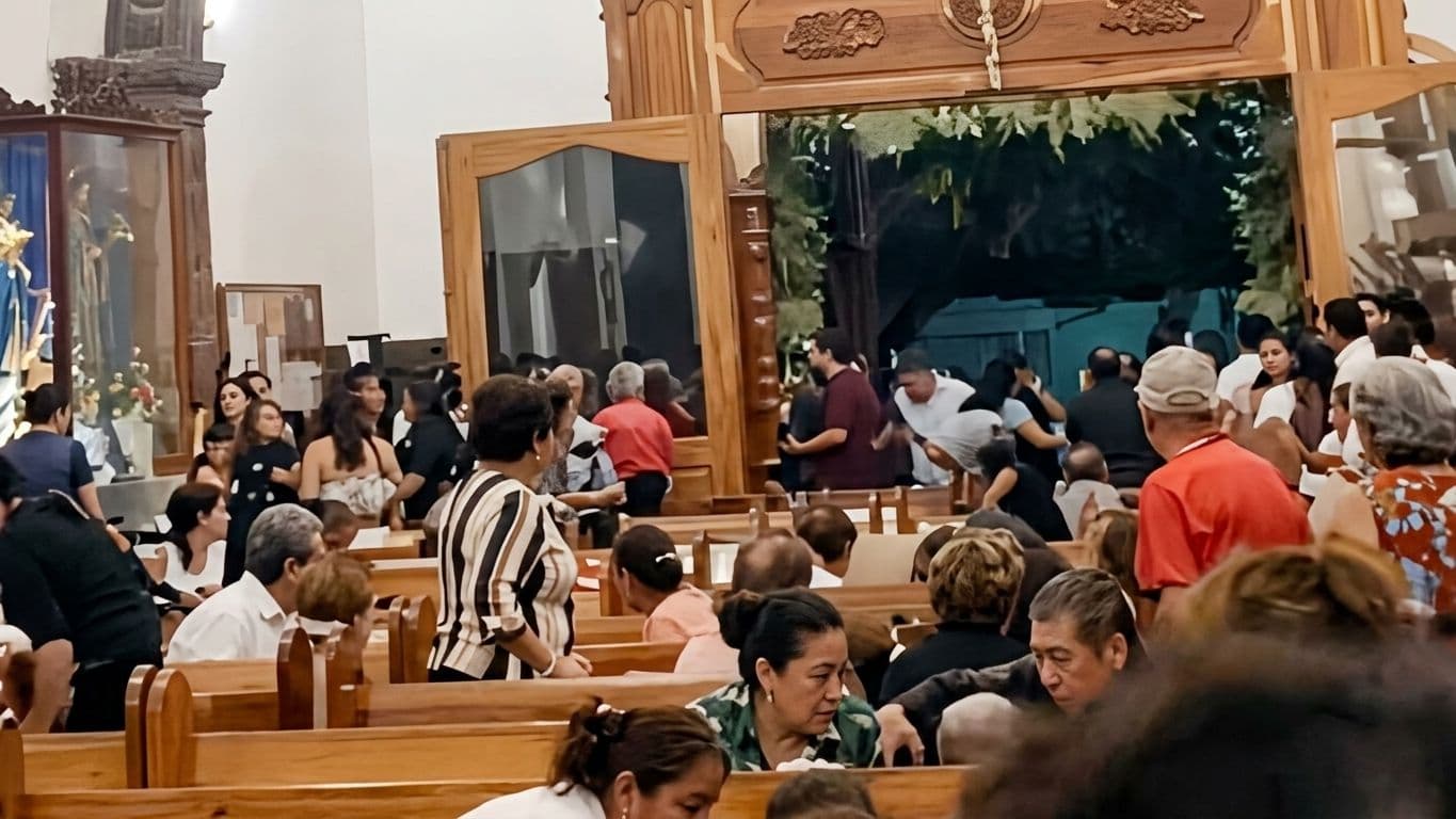 Los asistentes a misa trataron de ponerse a salvo.