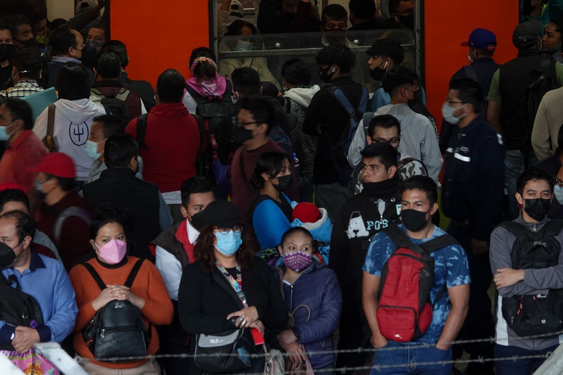 Reportan retrasos en Línea 2 Metro