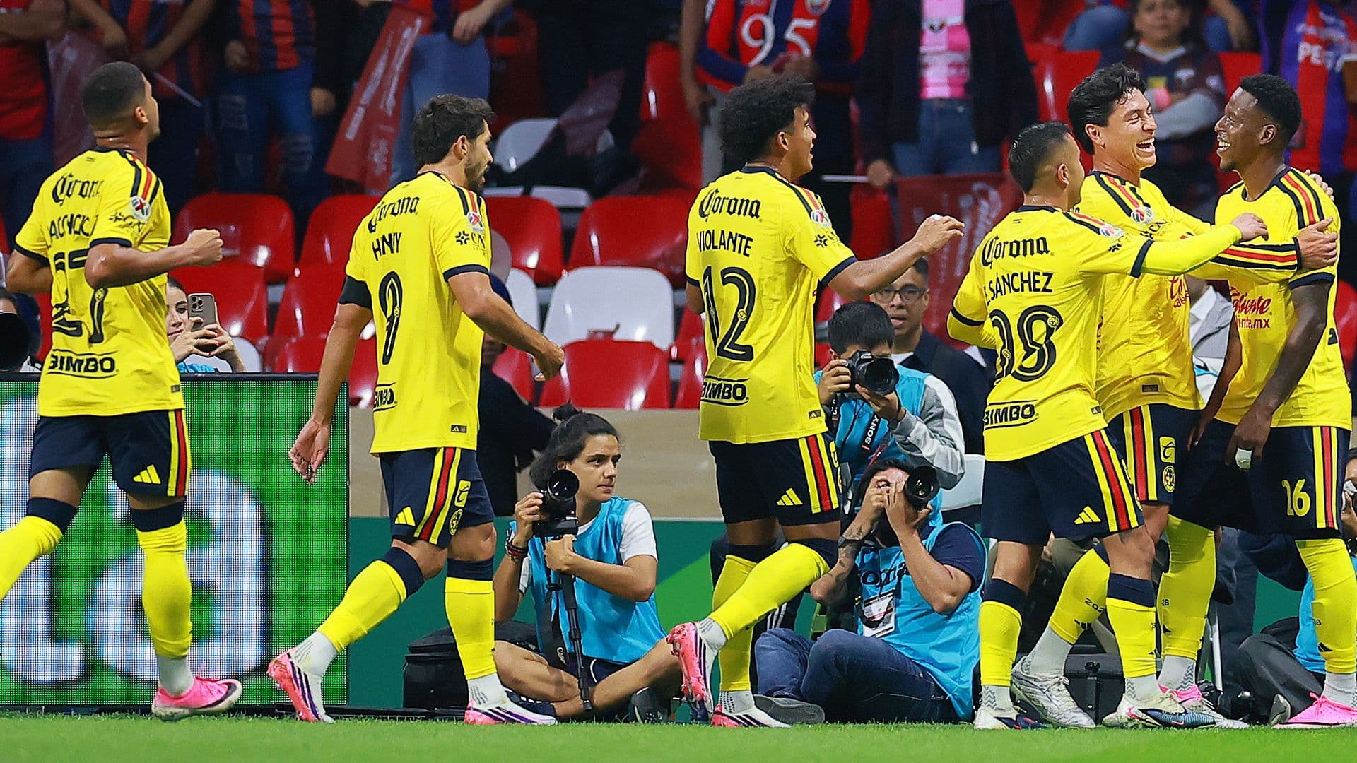 Jugadores del América durante un partido de Liga MX