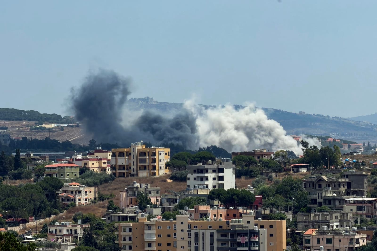Esta fotografía, tomada desde la ciudad sureña de Nabatieh, muestra el humo que se eleva desde el lugar de un ataque aéreo israelí que tuvo como objetivo la cercana aldea de Nabatieh al-Faouqa el 16 de julio de 2026. Foto: AFP