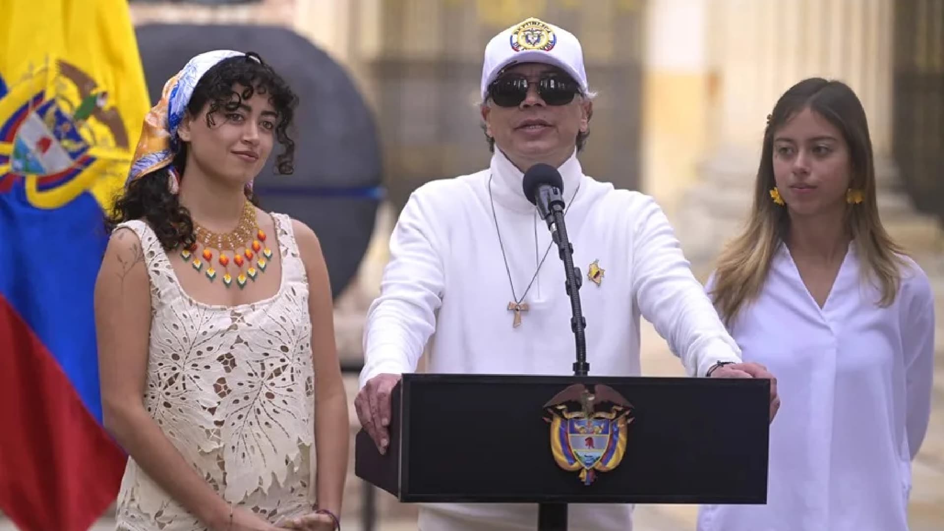 El presidente de Colombia, Gustavo Petro (c), habla junto a su hijas Sofía (i) y Antonella luego de votar en la segunda vuelta de las elecciones presidenciales este domingo, en Bogotá (Colombia). EFE/ Natalia Pedraza