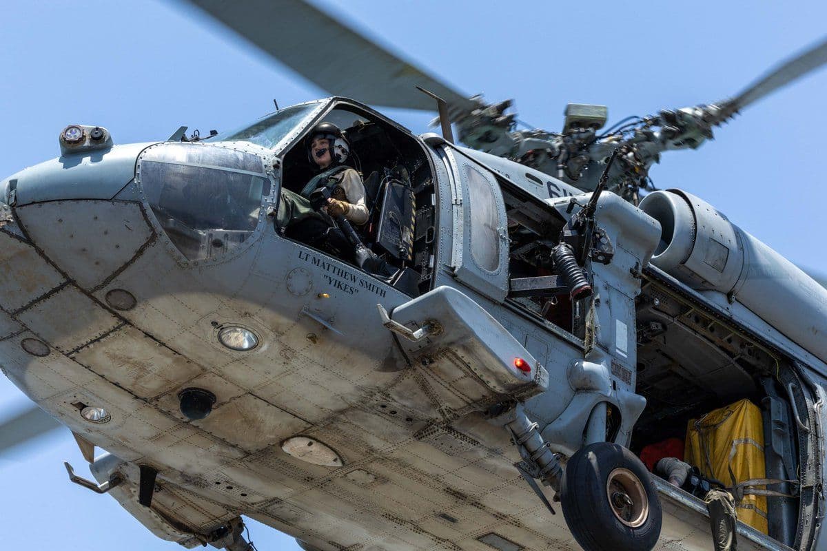 Los helicópteros MH-60 Sea Hawk de la Marina de EUA están apoyando el Proyecto Libertad. Foto: CENTCOM