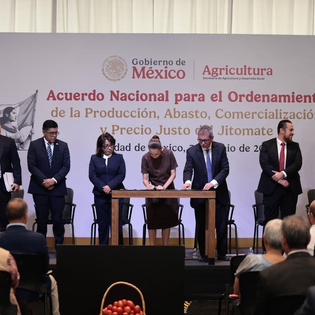 Firma del Acuerdo Nacional para el Ordenamiento de la Producción, Abasto, Comercialización y Precio Justo del Jitomate. Foto: Gobierno de México